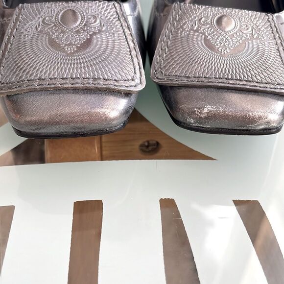 ELIE TAHARI METALLIC LEATHER KITTEN HEEL - Picture 8 of 8